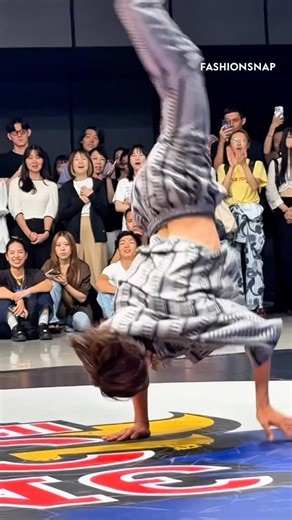 FASHIONSNAP on Instagram: "【東コレ】「ヨシオクボ（yoshiokubo）」が2026年春夏コレクションを発表。デザイナー 久保嘉男さんに、今回のショーのテーマやインスピレーションとなったことについて聞いてみました。 @yoshiokubo_official. @yoshiokubo #ヨシオクボ #yoshiokubo #tokyofashionweek #tokyo #fashionshow #fashion #fashionweek #ファッションショー #2026SS #2026春夏 #東コレ #RakutenFWT #東コレfs取材"