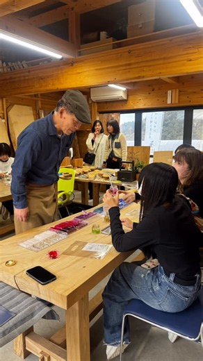 木ログの小屋-FORME- on Instagram: "【イベントお礼】 12/20(土)21(日)に土橋ビレッジで「冬のクラフト・ウッドマルシェ」が開催されました。 たくさんの方々にお越しいただき、大変賑やかでした。 玻璃と灯りさん( @hari.to.akari )のキャンドル作りのワークショップに参加された皆さまは素敵な体験をされていました🕯️💕 ツブイチゴさん( @tubu_ichigo )のイチゴタルトの販売も売り切れで大人気でした☺️ お雑煮の振る舞いも、大満足して皆さん食べていかれました^_^ 他にも餅の販売や、花かんざしさんの花の寄植え( @hana.kanzashi )、エルマーナさん( @hermana_cane ) の可愛い手作り雑貨販売、オッポビレッジさん( @oppovillage )のワンちゃんのノーズ教室まで行われ、木に親しみながら楽しいイベントとなったと思います。 関係者の皆様始め、お越しいただいた方々、本当にありがとうございました😊✨✨ 土橋ビレッジは通常の営業に戻りますが、普段はお手頃価格で木材を展示販売しています。遊びに来てくださいね♪ #