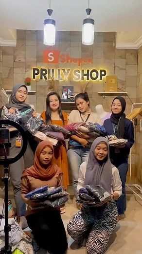 OBRAL BALL DRESS, BLOUSE, HOODIE, CELANA, FUZZY DLL. Prilly shop kini hadir PANDA (paket usaha bunda). KARDUS Kamis Misteri. Ikuti terus kami #fyp #fypシ #prillyshopstore #viral #paketusahathrift #murah #blouse #dress #hoodie