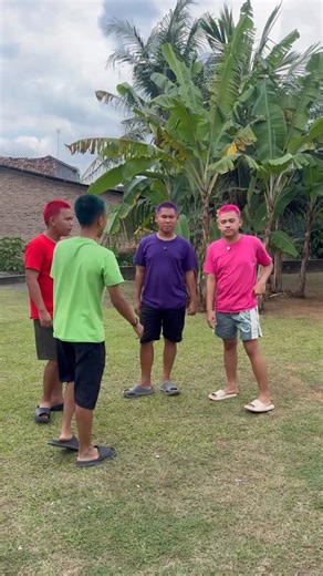 Alfarid Ramadani on Instagram: "Kalian ada ga si temen yang kalo main kejer kejeran tu suka banget ngelewatin bates biar ga dikenain #reels #komedi"