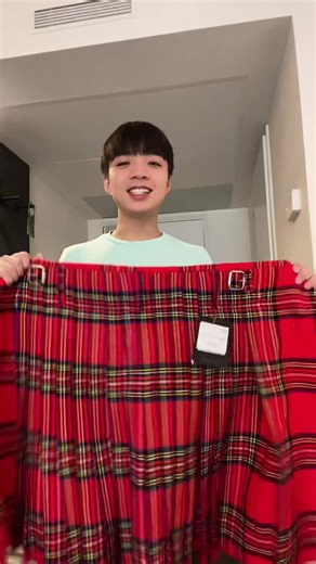 Trying on a Traditional Scottish Kilt in Edinburgh | Travel Vlog