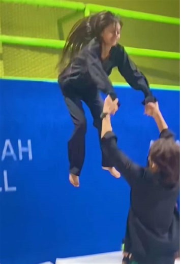 Cute angel 🥰#bouncewithjks #reaction #reaction #gilreaction #reaction