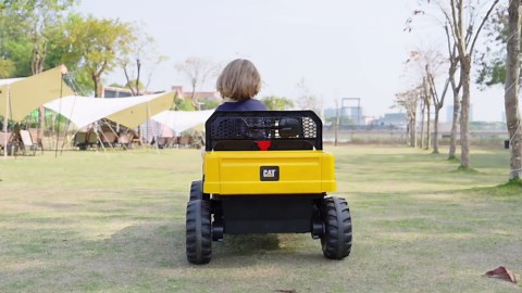 TOKTOO 24V Powered Ride on Dump Truck, Caterpillar Licensed 24V Ride Ons, 2 Seater 24 Volt Ride on Toy for Big Kid with 400W Powerful Wheels, Ride on UTV Car with Dump Bed, Remote, Aged 3-8Y, Yellow