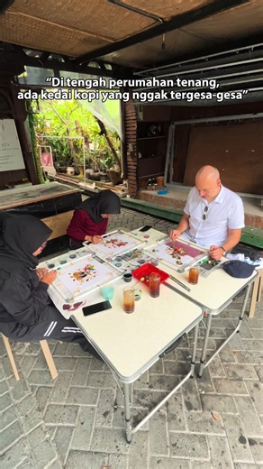 Kami bukan kedai yang ramai dan buru-buru. Kami ada di dalam perumahan, tempat ngopi sambil membatik, pelan, tenang, dan penuh cerita. 🫖🎨 Datanglah dengan waktu yang siap. 📩 Booking H-1 lewat DM IG