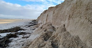 Kliffen van wel twee meter aan de kust: springtij laat zijn sporen na