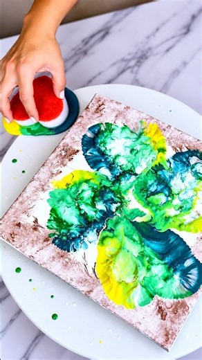 This Heart Sponge Doesn’t Make Hearts ❤️🎨 #acrylicpainting #creativeart #satisfying #acrylicpouring