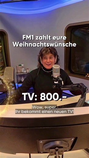 Schicke uns jetzt schnell deine Weihnachtswünsche in der @fm1radio App! 🎁 #radiofm1 #fm1wachmacher 🤝 @shoppingarena_sg