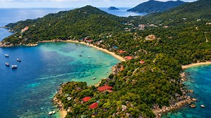 Tropisch eiland met helderblauw water