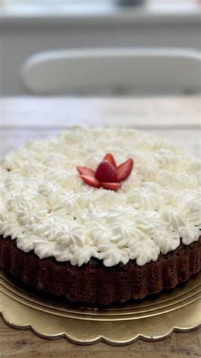 Soft Cocoa and Strawberry Tart: a quick dessert that's sure to impress! 🍓🍫