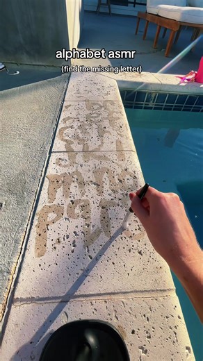 more alphabet asmr/ writing the abcs on concrete but im singing along this time 🩷☃️ #asmr #fyp #lofiasmr #oddlysatisfyingvideo #relax asmr with background noise outside loud