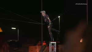 "So What" es una canción grabada por la cantante estadounidense Pink para su quinto álbum de estudio, Funhouse (2008). | Videos Musicales Solo En Hd