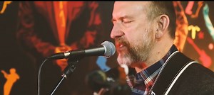 166K views · 8.3K reactions | " Overkill " es una canción de la banda australiana de pop rock Men at Work . Fue lanzado en 1983 como el segundo sencillo de su segundo álbum de estudio Cargo . | Videos Musicales Solo En Hd | Facebook