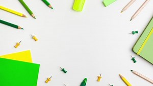 「白い背景に緑と黄色のペン、付箋、メモ帳、マーカー、消しゴム、プッシュピン、紙クリップの鉛筆、動き止めのアニメーションの平面図。 学校やオンライン学習のコンセプトに戻る教育」の動画素材（ロイヤリティフリー）1066803772 | Shutterstock