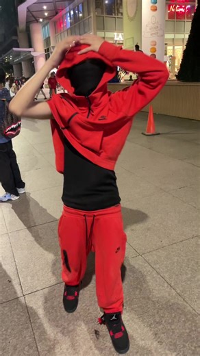 prettyboyhace (@caixsco)’s video of girl wearing nike tech