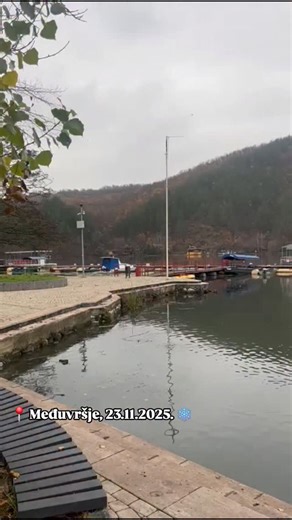 VREMENSKA PROGNOZA ZA ČAČAK – KRAJ NOVEMBRA 2025. Čačak očekuje promenljivo vreme u poslednjoj sedmici novembra. Početak nedelje biće blag, uz oblačno vreme i temperature od 10 do 14 stepeni. Od srede sledi zahlađenje, a u četvrtak se prognozira kiša i sneg uz maksimalnu temperaturu od oko 4 stepena. Do kraja sedmice zadržaće se oblačno i hladno vreme, sa dnevnim temperaturama od 4 do 8 stepeni. Na snazi je žuto upozorenje zbog snega i poledice, pa se vozačima savetuje oprez. | 032info Čačak