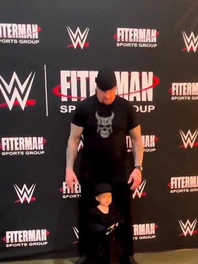 The Undertaker meeting a kid dressed as him.So adorable ❤️