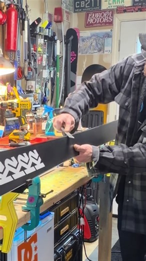 Pre wax park prep on these new K2 Reckoners. Ski edges are small enough, no need to make them smaller. Almost all park skis will get cracked edges. Don’t need a machine, belt, grinder, just a little filing and polishing to get them smooth and slidey! #skiing #parkskiing #skituning #skishop #skis
