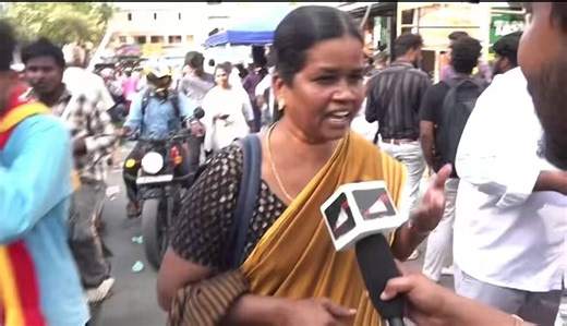 இவனுக நேத்து அடிச்ச கூத்துக்கு பொதுமக்களின் ரியாக்சன்! அந்தக்கா வேலை வெட்டி இல்லாத நாயிகனு விஜய் ரசிகர்களைச் சொல்லும்போது பக்கத்துல ஒருத்தன் திருட்டு முழி முழிச்சுட்டு ஃபோன நோண்டுறத பாருங்க! 😹