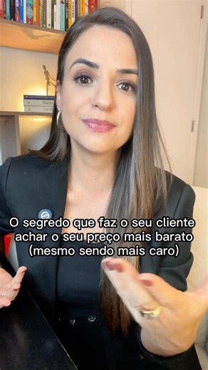 Suellen Souza | Especialista em Vendas on Instagram: "Por que cliente olha R$ 500 e acha CARO, mas outro olha o mesmo preço e acha BARATO? Daniel Kahneman (Nobel de Economia) comprovou: Cérebro humano NÃO julga valor ABSOLUTO. Julga COMPARAÇÃO. R$ 500 sozinho = caro R$ 500 comparado com R$ 1.200 = barato AS 3 FORMAS DE USAR: 1. ANCORAGEM Mostre opção mais cara PRIMEIRO “Premium R$ 1.200 ou esse R$ 500?” → R$ 500 parece metade 2. CUSTO DA NÃO-SOLUÇÃO “Você perde R$ 1.200/mês. Investir R$ 800 evit