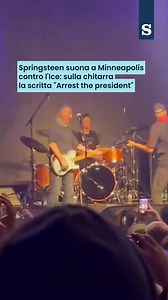 Bruce Springsteen si è esibito a sorpresa in un evento di raccolta fondi per Renee Good e Alex Pretti nello storico locale First Avenue nel centro di Minneapolis. Le voci su una sua possibile apparizione erano circolate tra il pubblico, e l'energia in sala è cresciuta già prima del suo arrivo. Springsteen, con le parole "Arrest The President" sulla chitarra, ha cantato alcune canzoni come "The Ghost of Tom Joad" con alla chitarra Tom Morello e poi da solo in versione acustica il nuovo brano "Str