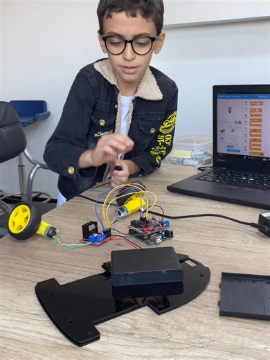 Mohamed met les moteurs en action 🤖⚡ Vitesse, sens de rotation, précision… ici, on transforme le code en mouvement 🔥 📢 Nouveaux groupes : vendredi & samedi 📩 Contactez-nous pour réserver votre place. #kids