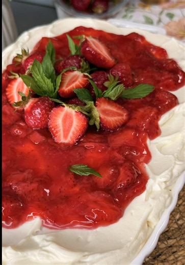 Tiramisu cu căpșuni 🍓 Cred că este cel mai delicios tiramisu pe care l-am făcut vreodată. Cremă fină, pișcoturi fragede și sos aromat de căpșuni. O combinație perfectă pentru un desert răcoritor, delicat și plin de savoare. 📋 Ingrediente (tavă 32 x 18 cm): 🍓 Pentru sosul de căpșuni: * 500 g căpșuni * 100 g zahăr * 20 g amidon * zeama de la 1 lămâie * 100 ml apă 🤍 Pentru cremă: * 500 g mascarpone rece * 400 ml smântână pentru frișcă rece * 100 g zahăr pudră sau 170 g lapte condensat îndulcit,