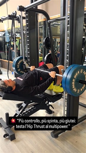Fᴀʙɪᴏ Aᴍᴀɴᴛᴇ Pᴇʀsᴏɴᴀʟ Tʀᴀɪɴᴇʀ on Instagram: "Nel multipower l’Hip Thrust diventa un esercizio estremamente stabile e lineare, ideale per chi vuole massimizzare la tensione meccanica sui glutei senza dispersioni. La traiettoria guidata ti permette di concentrarti su: Spinta verticale pura Contrazione di picco più solida Mantenimento costante del ROM Maggiore sicurezza a carichi elevati Tecnicamente è un’ottima scelta quando: Devi isolare meglio il gluteo senza disturbare l’assetto lombare Stai la