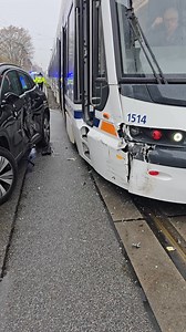Mannheim: Verkehrbehinderungen in der Neckarauer Straße in Mannheim nach einem Verkehrsunfall zwischen einer Straßenbahn und einem Pkw. Wir berichten nach! | PR-Video