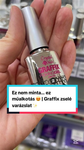 ❌ Nem matrica ❌ Nem kézzel festett ✅ Ez a Graffix zselé hatása! A Graffix zselé a díszítés következő szintje 🎨 Egyetlen mozdulat → organikus, hálós minták, graffiti hatású betűk, virágok, absztrakt formák. 👉 Minden köröm megismételhetetlen. ⚠️ Fontos: A technika csak Graffix Base zselével működik, ez adja meg az egyedi terülő effektet! ✨ Miért imádják a körmösök? ✔️ látványos ✔️ gyors ✔️ kezdőknek is sikerélmény ✔️ végtelen variáció ✔️ WOW-hatás vendégeknek Bolt: https://mukorombolt.hu/product