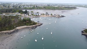 Bonjour ! 🚀🏖️ En ce mercredi 16 avril 2025, on vous partage une vidéo aérienne de la presqu'île de Conleau à Vannes. Au premier plan, à gauche, on y voit Arradon. À droite, on devine Séné et la cale de Barrarac'h au début de la vidéo. Bonne journée ! | Actu Morbihan