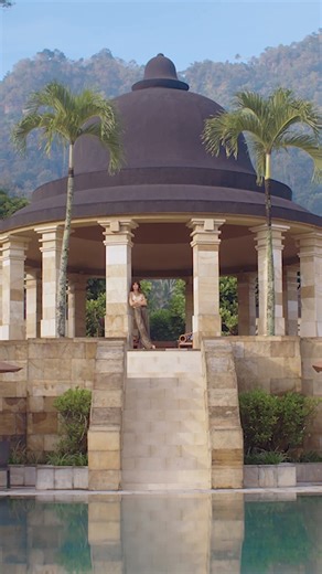 Framed around a rising rotunda, Amanjiwo overlooks Unesco-listed Borobudur temple & the threaded rice terraces of central Java. | Amanjiwo