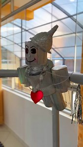 Vivimos un viaje mágico en nuestro Aula Sensorial, donde cada libro se convierte en una puerta hacia nuevas aventuras, emociones y aprendizajes. ✨📖 En esta celebración especial por el Día del Libro, nuestros pequeños de Estimulación Temprana y Pre Kinder exploran historias a través de los sentidos, viviendo cada página con alegría, curiosidad y asombro. Leer no solo abre la mente, ¡también despierta el corazón! 💛 ¡Acompáñanos en esta maravillosa experiencia y descubre cómo la magia de la lectu