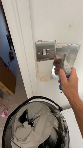 195K views · 320 reactions | Simple and quick DIY repair. I think it turned out pretty well #diy #HomeRenovationUK #HomeImprovement #plastering #wallrepair | Scott DIY | Facebook
