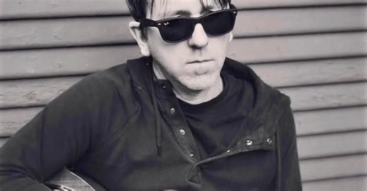 Morre o fundador da banda Cake, Greg Brown, aos 55 anos