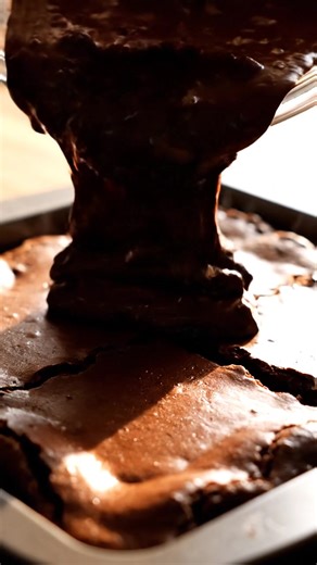 🍫🔥 Fudgy Chocolate Brownies ✨💛 Dense, rich, and irresistibly gooey — these brownies are pure chocolate heaven 😍🍫 Crispy edges, soft centers… the perfect bite every time! 🧾 Ingredients Butter (melted) Sugar Eggs Vanilla extract Flour Cocoa powder Salt Chocolate chips (optional for extra fudginess) 👩‍🍳 Steps 1️⃣ Whisk melted butter, sugar, eggs & vanilla until glossy. 2️⃣ Stir in cocoa, flour & salt — don’t overmix. 3️⃣ Fold in chocolate chips. 4️⃣ Bake 350°F (175°C) ~25–30 min until just 