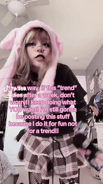 Replacing My Pillow with a Mc Creeper Plushie