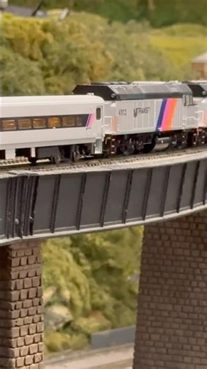 HO-Scale NJ TRANSIT F40PH-2 and Comet II Coaches at NYSME
