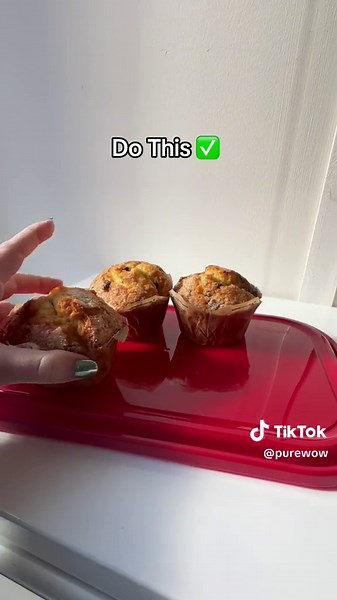 No cake dome? No problem! Turn a Tupperware upside down to store cakes, cupcakes, muffins and other treats for easier access! #hacks #foodhacks #foodstorage #tupperware