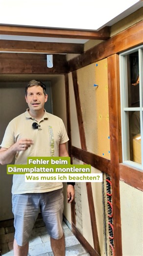 🌿🔨 Holzfaserdämmplatten montieren – so geht’s richtig! Holzfaser ist nicht nur nachhaltig, sondern auch praktisch im Ausbau – für Innenwände, Decken oder Dachschrägen. Aber wie montiert man die Platten eigentlich fachgerecht? 👇 ✨ So funktioniert’s: 1️⃣ Untergrund vorbereiten Die Platten werden auf Holz- oder Metallständerkonstruktionen befestigt. Wichtig: sauberes, trockenes und stabiles Ständerwerk mit passendem Achsabstand (z. B. enger bei Dachschrägen). 2️⃣ Montage der Platten - Platten qu