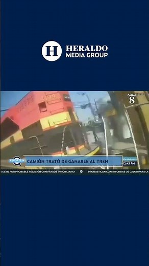 ¡Fuerte choque en Cuautitlán Izcalli! Camión de pasajeros es impactado por tren de carga #shorts