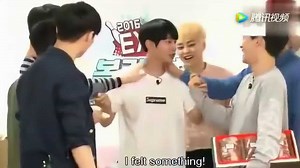 EXO边伯贤面对辣椒电击的惩罚表情慌乱，却被朴灿烈一把握住！