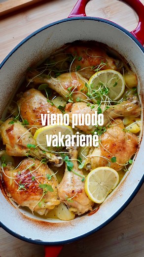 Graikijos virtuvės įkvėpta citrininė vištiena su bulvytėmis <3 #receptas ~1kg bulvių ~1kg vištienos (aš naudojau blauzdeles ir šlauneles) padažui: 2 citrinų sulčių ~80ml alyvuogių aliejaus 5 skiltelių česnako 3 šaukštelių garstyčių žiupsnio druskos ir pipirų Bulves supjaustau skiltelėmis ir sudedu į kepimo indą kartu su vištiena. Jei norisi, kad bulvės taip pat kažkiek apskrustų, geriau naudoti didesnį indą, kad bulvės ir mėsa tolygiau pasiskirstytų. Sumaišau visus padažui skirtus ingredientus i