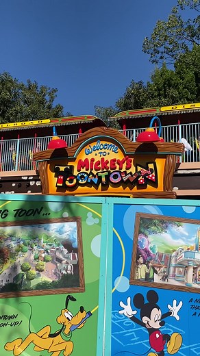 TOONTOWN SIGN IS UP! #disneylandca #fyp #disneyfyp #toontown #mickeyandminniesrunawayrailway #disneyland #disneyparks #distok