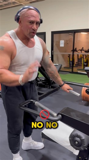 Freaky Friday✨ Super-set, triceps focused 💪 If you ever do my program, you may come across this in your health & fitness, bodybuilding journey 💯 We all strive to be better than the old version 🔥 | Goldcoast Stallion