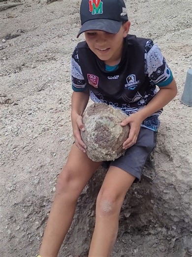 Haven't been out in forever so today kids had the day off school and we went on an adventure. Kalani coming in with the goods, 12kg thunder egg