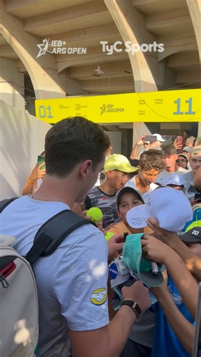 TyC Sports on Instagram: "¡LOCURA POR EL ÚLTIMO CAMPEÓN DEL ARGENTINA OPEN! 🇧🇷🥎🔥 Los brasileños ya palpitan el debut de Joao Fonseca en el #ArgentinaOpen. Durante su entrenamiento a puertas cerradas, treparon alambrados, corearon su nombre sin parar, y finalmente, consiguieron que saliera a firmar autógrafos y tomarse fotos."