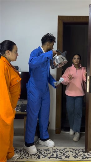 ‎🕊️حسين بيزو🕊️‎ on Instagram‎: "عملت نفسها عاميه قدام الحراميه"‎