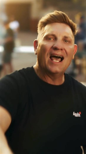 12K views · 336 reactions | Begin jou dag die regte manier! Groet iemand met hierdie song/shake | Kurt Darren | Facebook