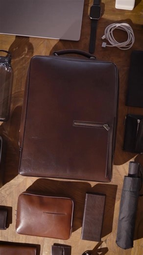 革にオイルをたっぷり浸透させて、ムラ染めを施したアンティークシリーズ。使い込まれたような世界に1つだけの濃淡が生まれます。 --------------------------------------------------------- アンティーク スクエア バックパック ¥48,400（税込） | Motherhouse マザーハウス