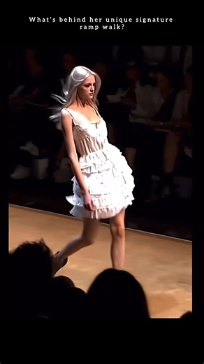 She bends the heels — literally 🔥 #fashion #runway #supermodel #ytshorts